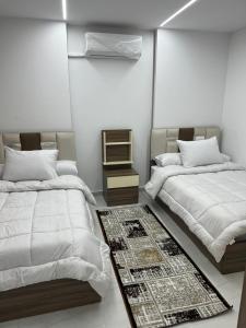 1 Schlafzimmer mit 2 Betten und einem Nachttisch in der Unterkunft الفتح / المنيل / د ٤ in Kairo