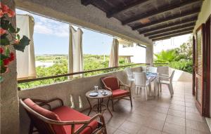 d'un balcon avec des chaises et des tables offrant une vue sur l'océan. dans l'établissement Gorgeous Apartment In Capo Rizzuto With House Sea View, à Capo Rizzuto