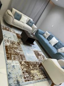 ein Wohnzimmer mit 2 Sofas und einem Teppich in der Unterkunft الفتح / المنيل / د ٤ in Kairo