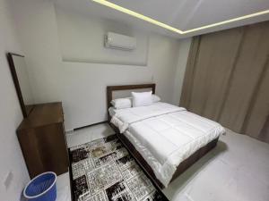 ein Schlafzimmer mit einem Bett in einem Zimmer in der Unterkunft الفتح / المنيل / د ٤ in Kairo