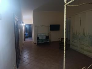 - une chambre avec un lit dans l'établissement Villa Marano, à Caianello Vecchio