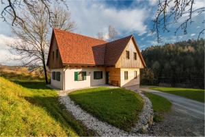 mały dom z pomarańczowym dachem na wzgórzu w obiekcie Gästehaus Biohof Leutschach w mieście Leutschach