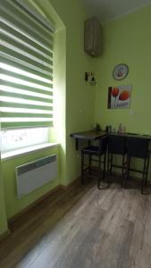 um quarto com uma mesa, uma janela e uma secretária em Apartment Kiki em Novi Sad