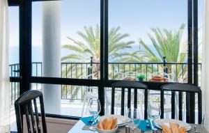 una mesa con 2 sillas y vistas al océano en Lovely Apartment In Arguinegun With Wifi, en Arguineguín