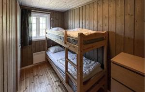 um quarto de beliche com 2 beliches num camarote em Cozy Home In yer With House A Mountain View em Øyer