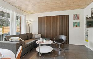 uma sala de estar com um sofá e mesas em Cozy Apartment In Hobro With House A Panoramic View em Hobro