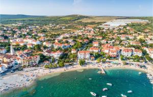 una vista aerea di una spiaggia in una città di Beautiful Home In Turanj With Wifi a Turanj (Torrette)