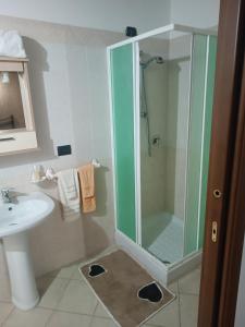 La salle de bains est pourvue d'une douche et d'un lavabo. dans l'établissement Villa Marano, à Caianello Vecchio