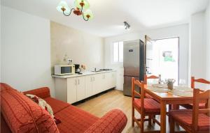 sala de estar con mesa y cocina en Amazing Apartment In Sayalonga With Kitchenette, en Sayalonga
