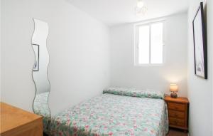Habitación blanca con cama y ventana en Amazing Apartment In Sayalonga With Kitchenette, en Sayalonga
