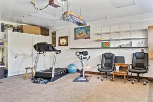 una habitación con un gimnasio con 2 sillas y una cinta de correr en A Retreat to Remember, en Atascadero