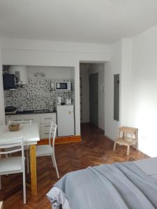 Habitación con cocina, cama y mesa. en Paraná Estudio en Buenos Aires