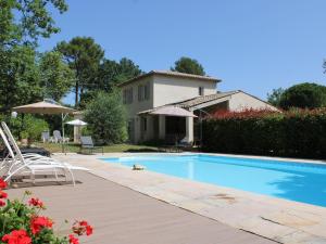 ロルグにあるSpacious holiday home in Lorgues with private poolの家の前のスイミングプール