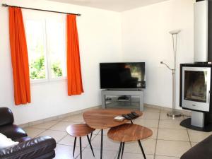 sala de estar con mesa y TV en Spacious holiday home in Lorgues with private pool, en Lorgues