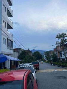 een straat met auto's aan de kant van de weg bij Lindo apartamento Medellín zona céntrica in Medellín