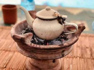 a tea pot in a bowl on a table at la perle rare de Sidi Ifni in Sidi Ifni