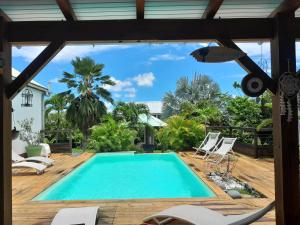 - une piscine entourée d'une terrasse et de chaises dans l'établissement Villa Lovely, à Saint-François