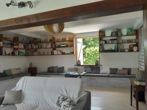 - une chambre avec un lit, un canapé et une fenêtre dans l'établissement Villa Lovely, à Saint-François