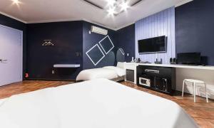 Habitación de hotel con 2 camas y TV en Paju Picasso, en Paju