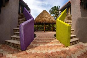 un edificio con riscos coloridos y cenador en Margarita del Sol Hotel Costa Maya, en Mahahual