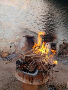un feu brûle dans un four en briques dans l'établissement la perle rare de Sidi Ifni, à Sidi Ifni