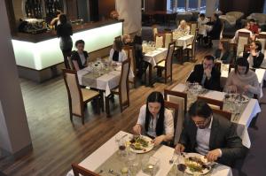 un grupo de personas sentadas en mesas en un restaurante en Radocza Park Active & Spa, en Radocza