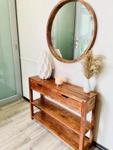 un espejo sobre una mesa de madera junto a una habitación en Casa Aroma Di Caffee en Yauco