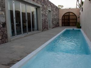 una piscina nel cortile di una casa di Villa Quetzalpapalotl a Pérula
