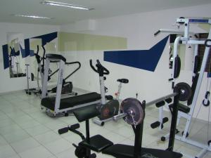 um ginásio com vários equipamentos de exercício numa sala em Rios Hotel em Rondonópolis