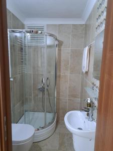 AKUA 23 في طرابزون: حمام مع دش ومرحاض ومغسلة