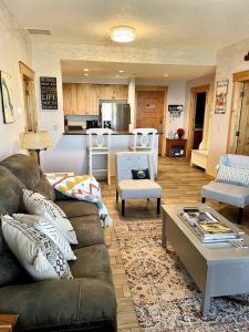 Uma área de estar em Ski-in, Ski-out Whitefish Mountain Condo with Views and Pet Friendly