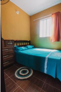 une chambre avec deux lits et une fenêtre dans l'établissement Sobrado do Eduardo, à Barra Grande
