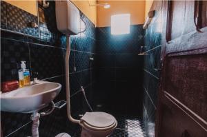 a small bathroom with a toilet and a sink at Sobrado do Eduardo in Barra Grande