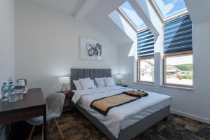 尼彻兹Apartamenty Klifowa 7的带床、书桌和窗户的卧室