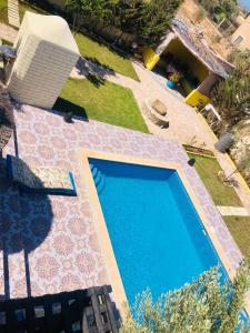 una vista aérea de una piscina en un patio en Essaouira, en Tagaouaout