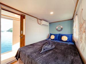 1 dormitorio en un barco con 1 cama grande en SimauTrip, en Nggorang