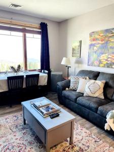 uma sala de estar com um sofá e uma mesa de centro em Ski-in, Ski-out Whitefish Mountain Condo with Views and Pet Friendly em Whitefish