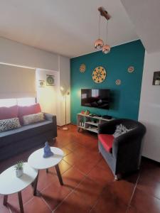 uma sala de estar com um sofá e uma televisão em DEPARTAMENTO a 5 cuadras de la Av Aristides - Ubicacion super privilegiada em Mendoza