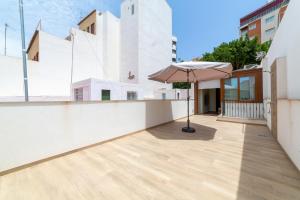 - un balcon avec un parasol dans un bâtiment dans l'établissement Las Terrazas de Casa Gómez, à Almería