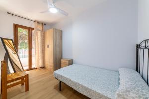 1 dormitorio con 1 cama, 1 silla y 1 ventana en Las Terrazas de Casa Gómez en Almería
