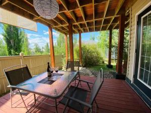 een terras met een tafel en stoelen bij Private, Spacious, & Bright Home in Calgary