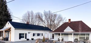 una casa blanca con techo negro en Casa Azul, en Panguitch