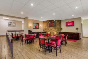 um restaurante com cadeiras e mesas vermelhas e um bar em Red Roof Inn Nashville - Music City em Nashville