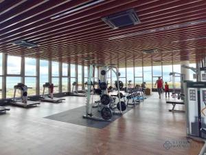 - une salle de sport avec des tapis de course et des machines dans un bâtiment dans l'établissement Bali Residences Sea View Suites Melaka, à Malacca