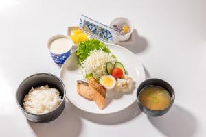 リバーサイドひの في Hino: طبق من الطعام مع الرز والخضار على الطاولة