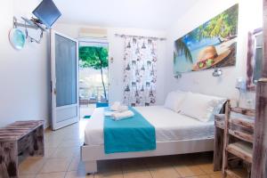 Llit o llits en una habitació de Studios Liolios #2