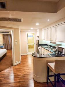 Postel nebo postele na pokoji v ubytování Kingston Suites Bangkok