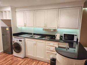 Kuchyň nebo kuchyňský kout v ubytování Kingston Suites Bangkok