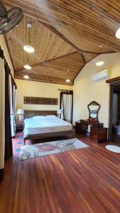 um quarto com uma cama e um tecto de madeira em Vạn Cổ Homestay em HÆ°ng YÃªn