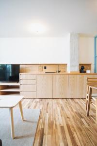 uma cozinha com pisos em madeira, uma mesa e cadeiras em Xolo em Cidade do México